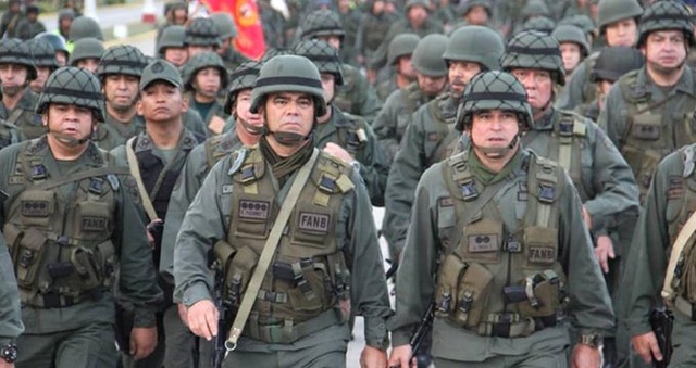 Venezuela'da Ordusu Darbe Girişimine Karşı Sokağa Çıktı, System.String[]