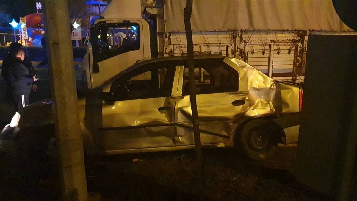 Zonguldak\'ta Kamyonet ile Otomobil Çarpıştı: 2 Yaralı