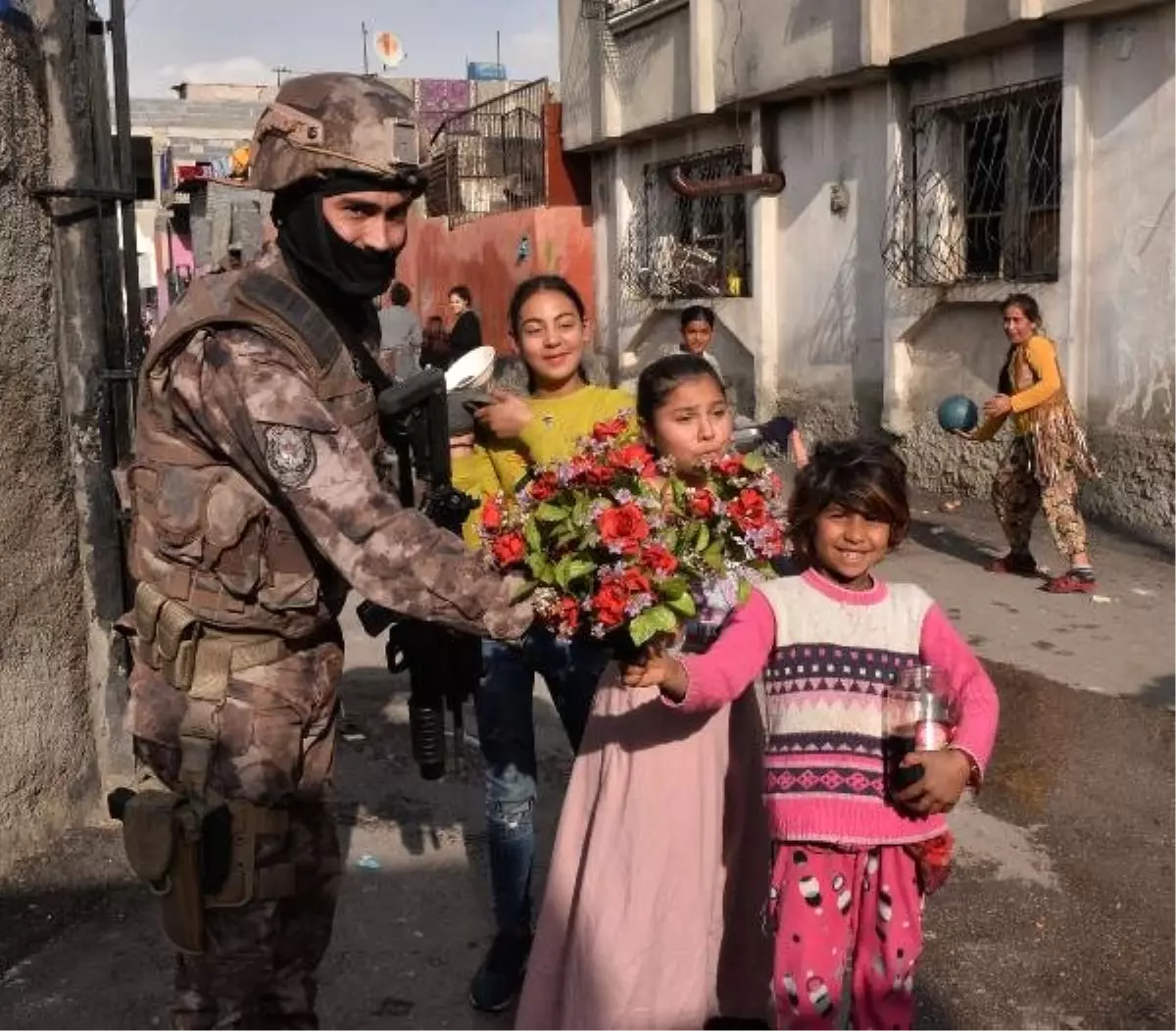 Adana\'da Narkotik Uygulamasında Polise Çiçek