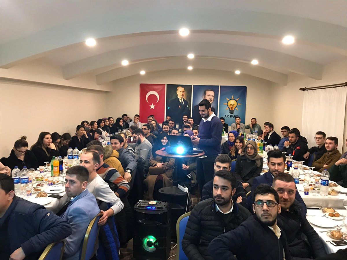 AK Parti\'li Gençlere "Sosyal Medya ve Kişisel Gelişim" Eğitimi