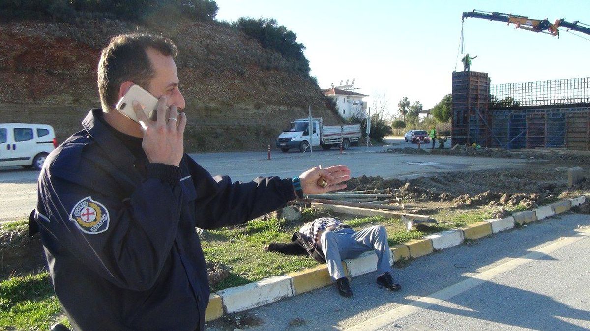 Alkollü Sürücü Trafik Işıklarında Sızıp Kaldı, Ne Polis Ne Sağlık Ekibi Uyandırabildi