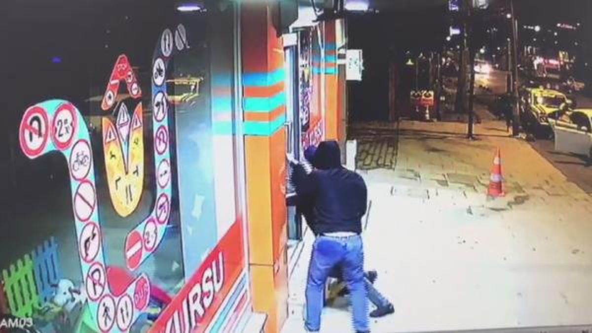 Arnavutköy\'de Kimseye Aldırmadan Hırsızlık Yaptılar