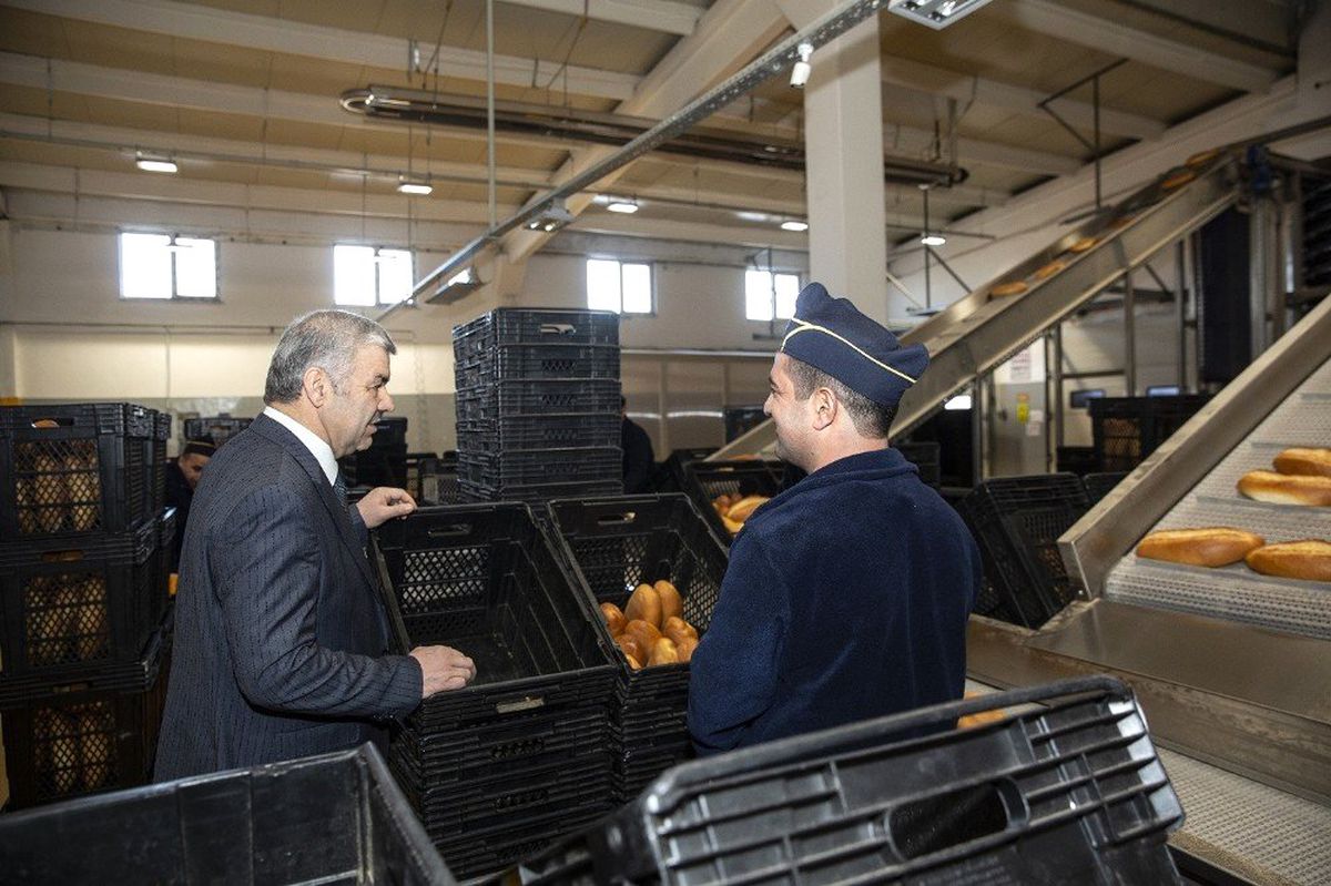 Başkan Çelik, Sabah Erken Saatlerde Kent Ekmek\'te İncelemelerde Bulundu