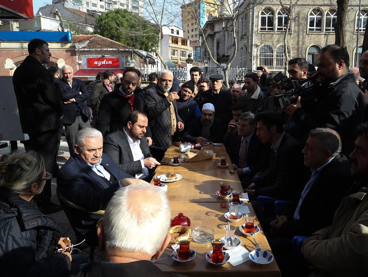 Binali Yıldırım, Erenköy\'de Vatandaşlarla Çay İçti