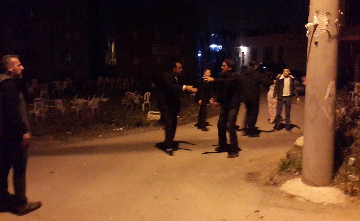 Bursa\'da Hareketli Saatler...kavgayı Ayırmak İsteyen Polislere Ateş Ettiler