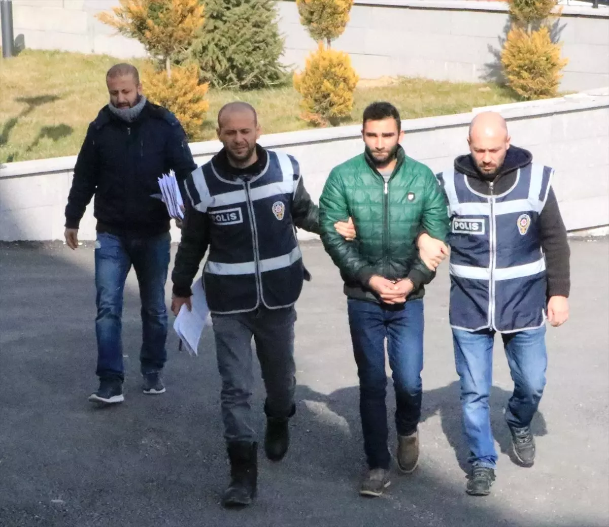 Camilerden Sadaka Kutularını Çaldığı İleri Sürülen Şüpheli Yakalandı