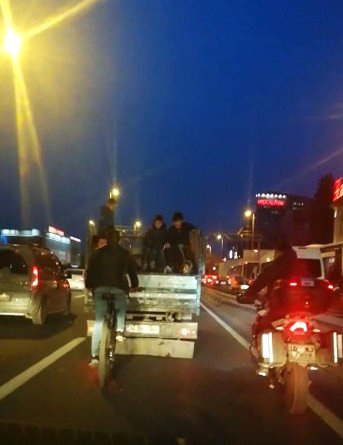 Çocukların Kamyonet Kasasındaki Yolculuğu Kamerada