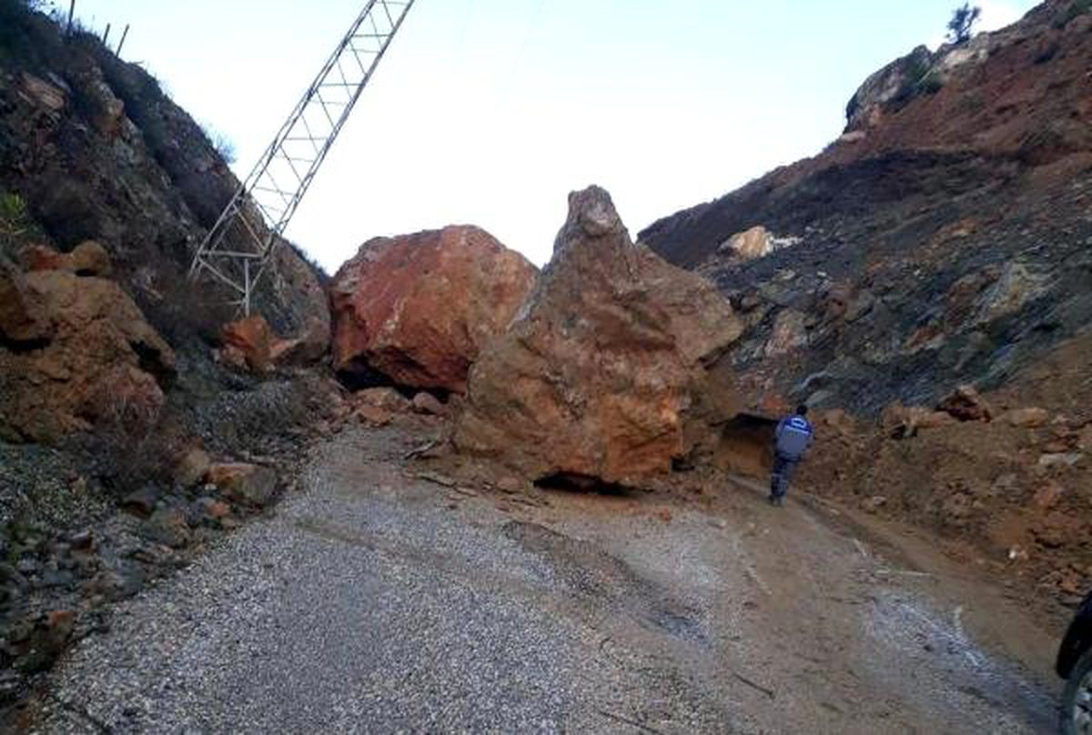 Dev Kayaların Düştüğü Yol, Ulaşıma Kapandı