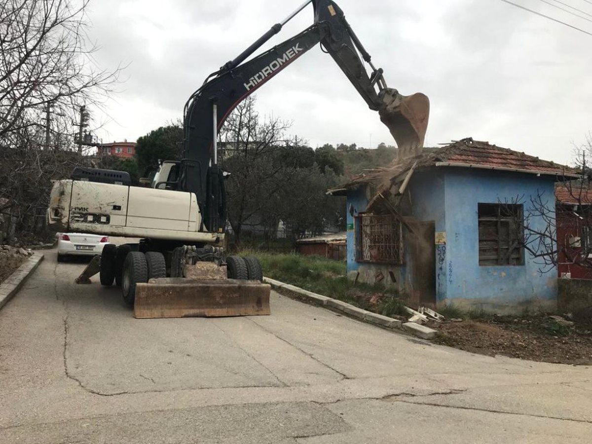 Gemlik\'te Metruk Binalar Yıkılıyor