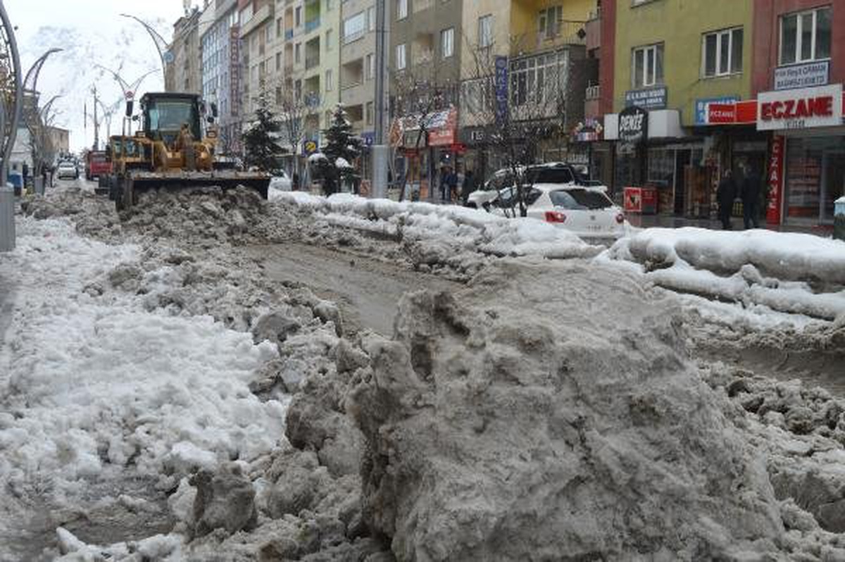 Hakkari\'de 75 Köy ve 111 Mezra Yolu Kardan Kapandı