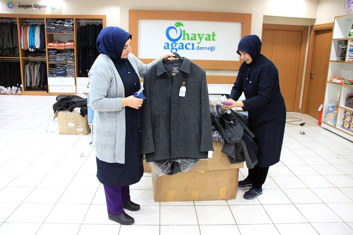 Hayat Ağacı Derneği\'ne Kıyafet Bağışı