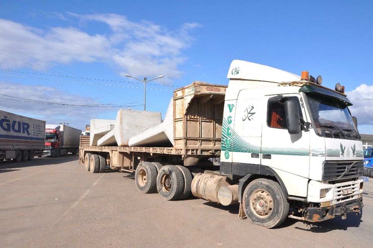 İdlib\'deki Gözlem Noktalarına Beton Blok Sevkiyatı