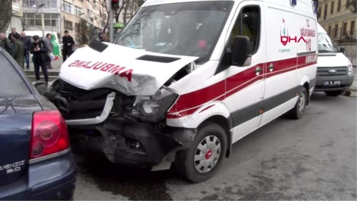 İstanbul Üsküdar\'da Ambulansla Otomobil Çarpıştı 1 Yaralı