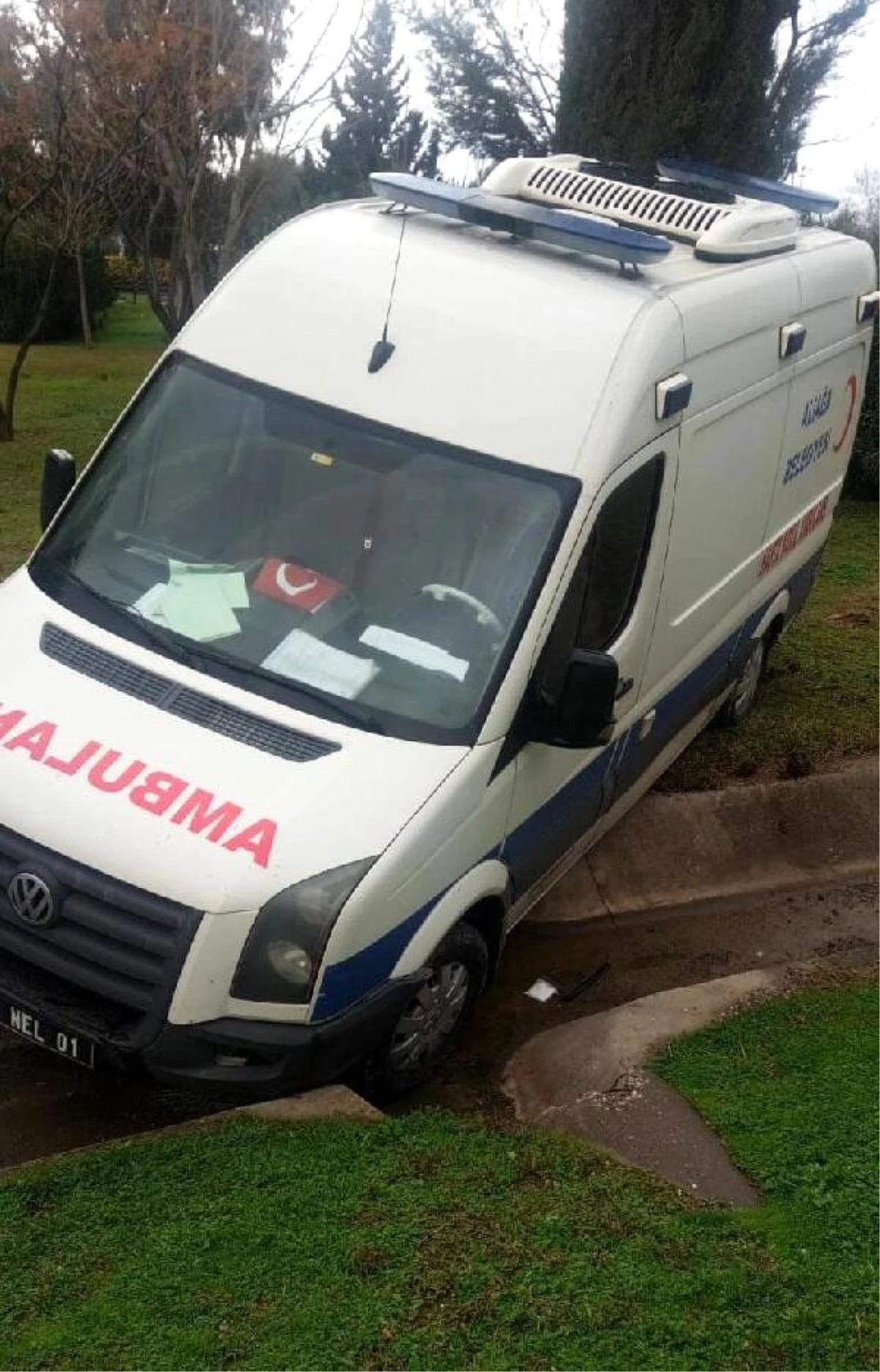 İzmir\'de Hasta Nakil Ambulansı Kaza Yaptı: 5 Yaralı