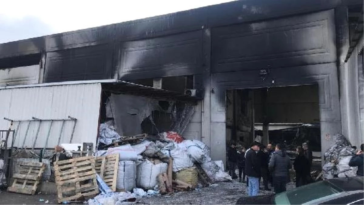 İzmir\'de, Sanayi Bölgesindeki Yangında 6 İşletme Zarar Gördü