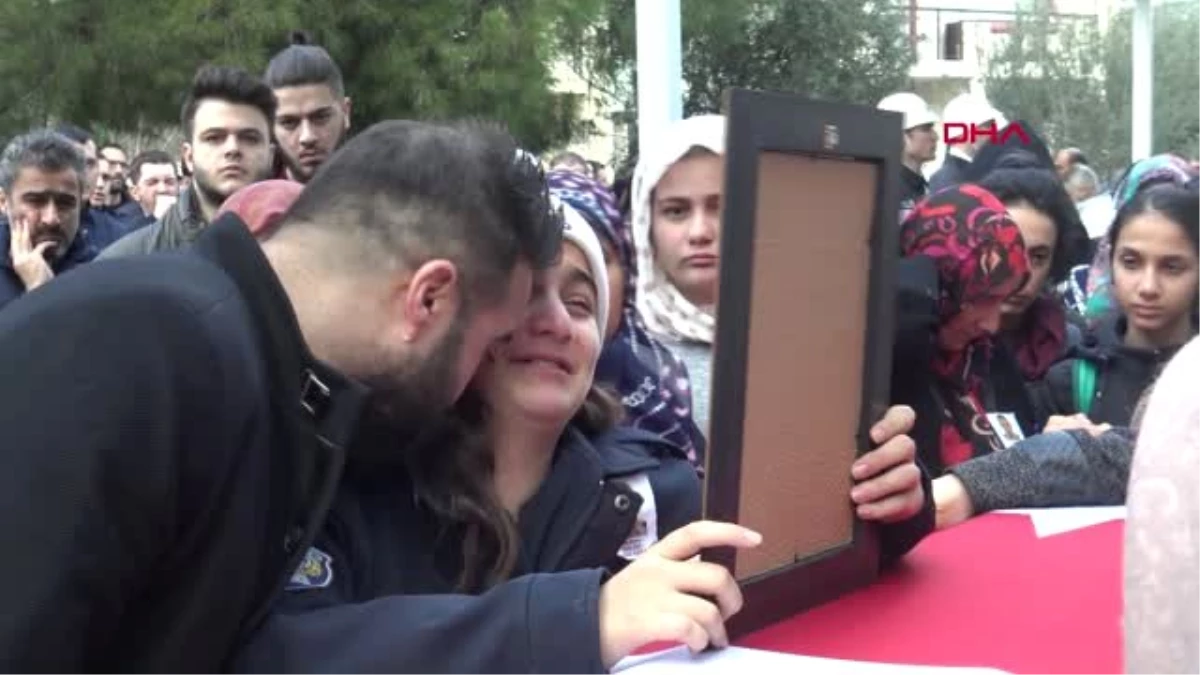 İzmir Hayatını Kaybeden Polisin Memuranın Kızı Yürekleri Burktu
