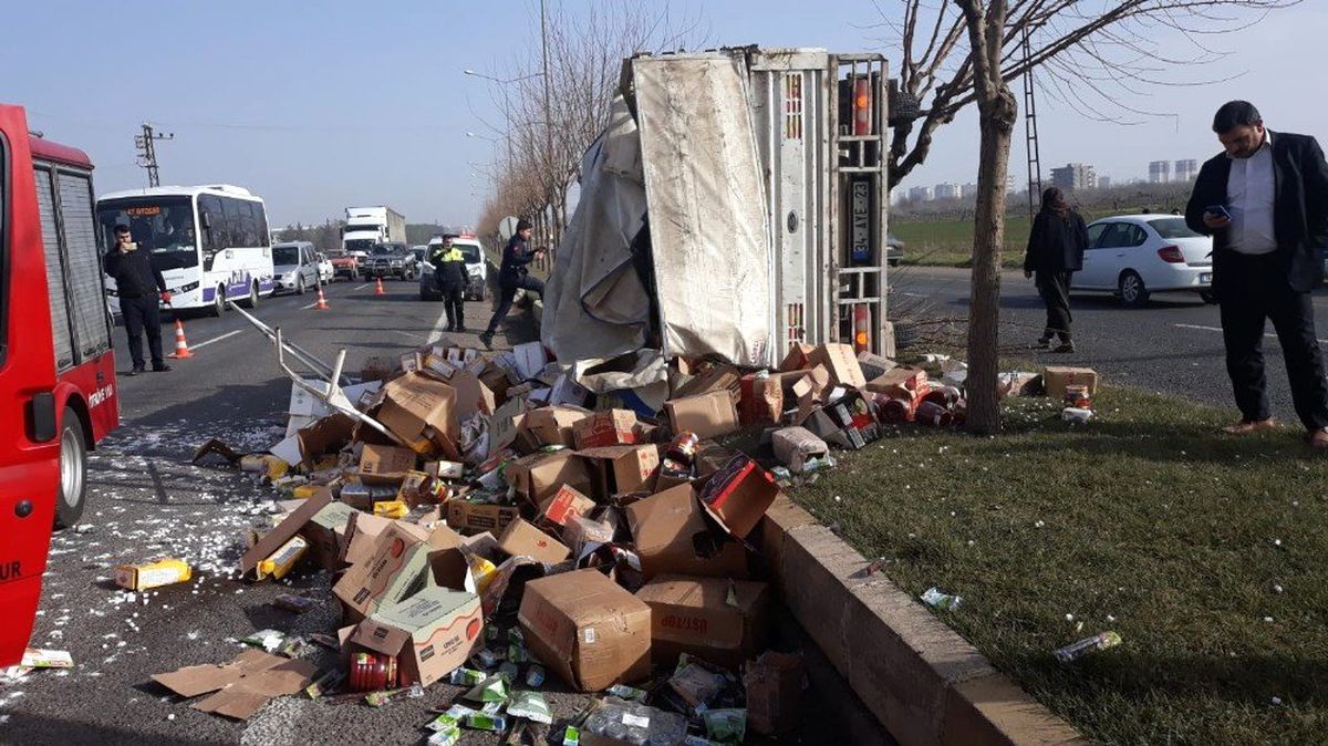 Kamyonet Refüje Çarparak Devrildi: 2 Yaralı