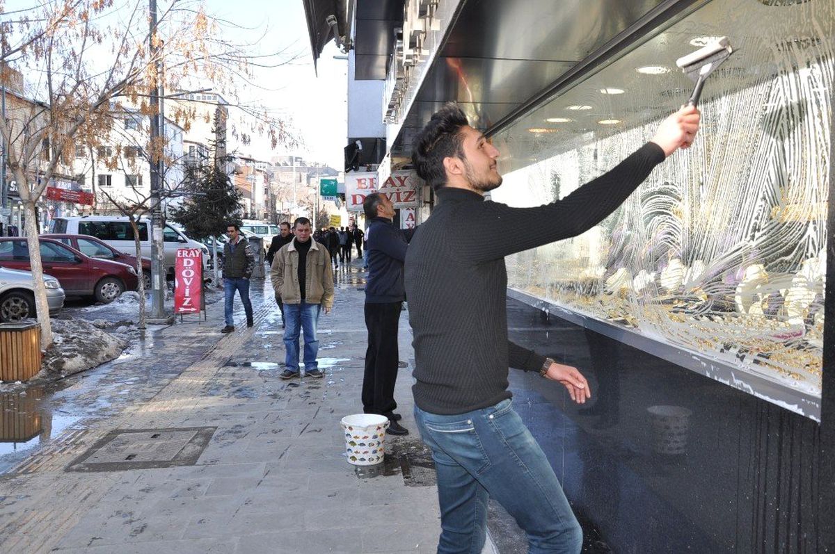 Kars\'ta Güneşi Gören Kendisini Dışarı Attı