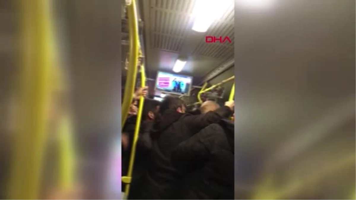 Metrobüs Durağında Taraftar Kavgası