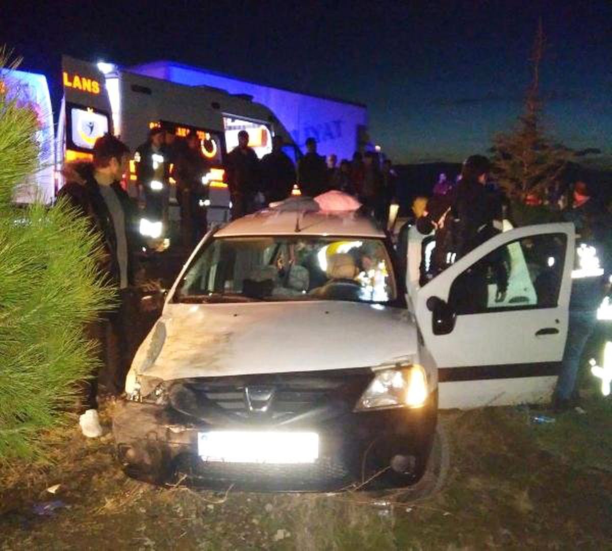 Otobüs ile Otomobil Çarpıştı: 3 Yaralı