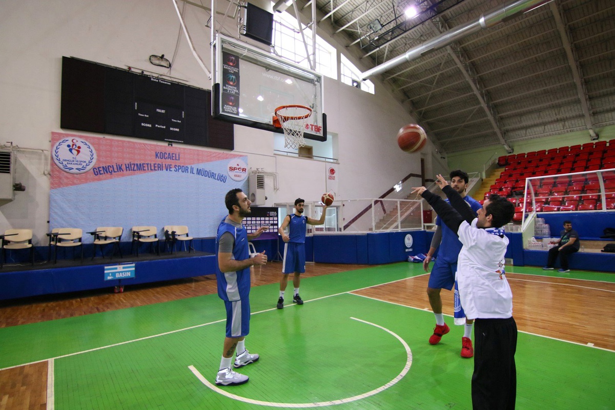 Özel Öğrenciler Kağıtspor\'un Basketbol Antrenmanında
