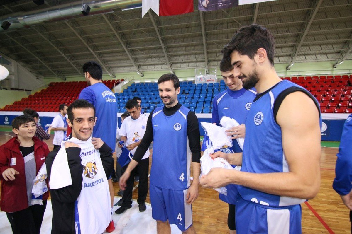 Özel Öğrenciler Kağıtspor\'un Basketbol Antrenmanında