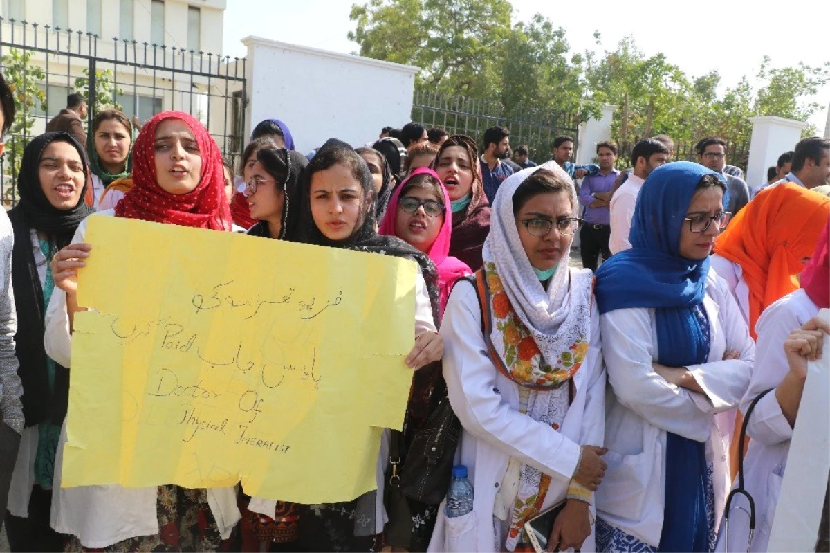 Pakistanlı Doktorların Grevi Hastaneleri Felç Etti