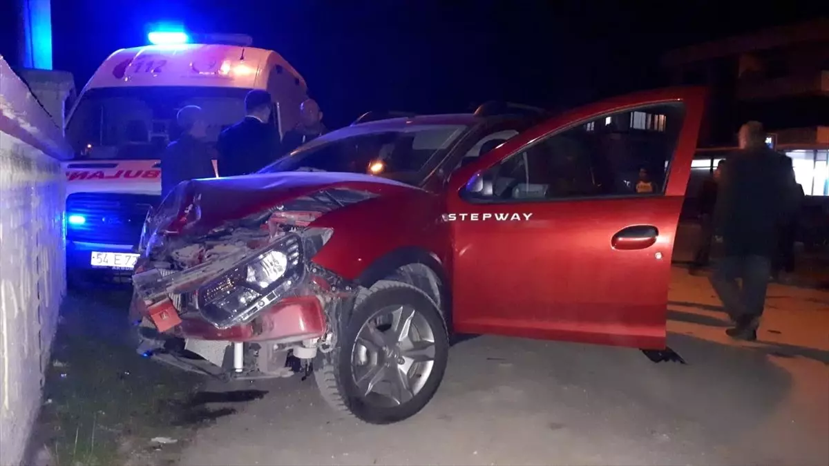 Sakarya\'da Ambulans ile Otomobil Çarpıştı: 2 Yaralı