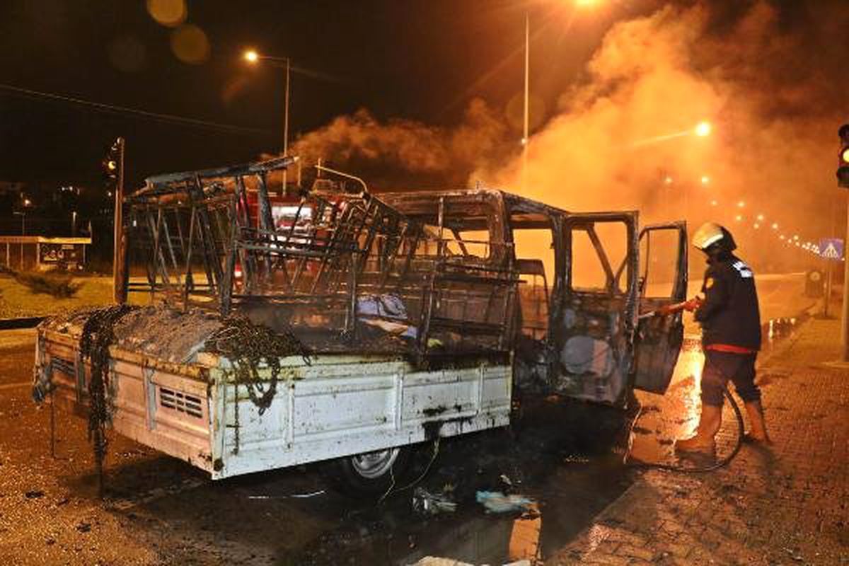Seyir Halinde Alev Alan Mobilya Yüklü Kamyonet Yandı