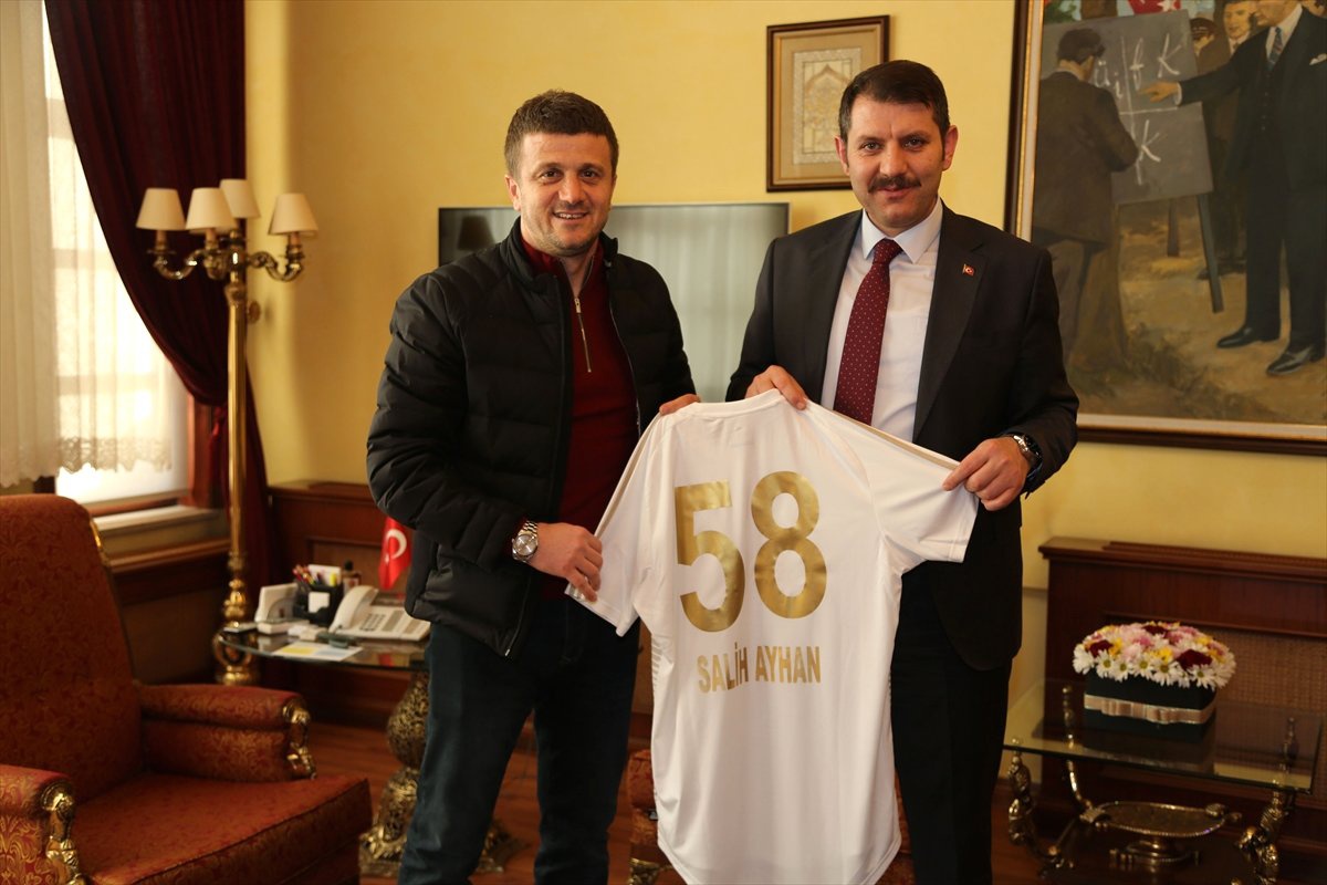 Sivasspor Teknik Direktörü Keleş\'ten Vali Ayhan\'a Ziyaret
