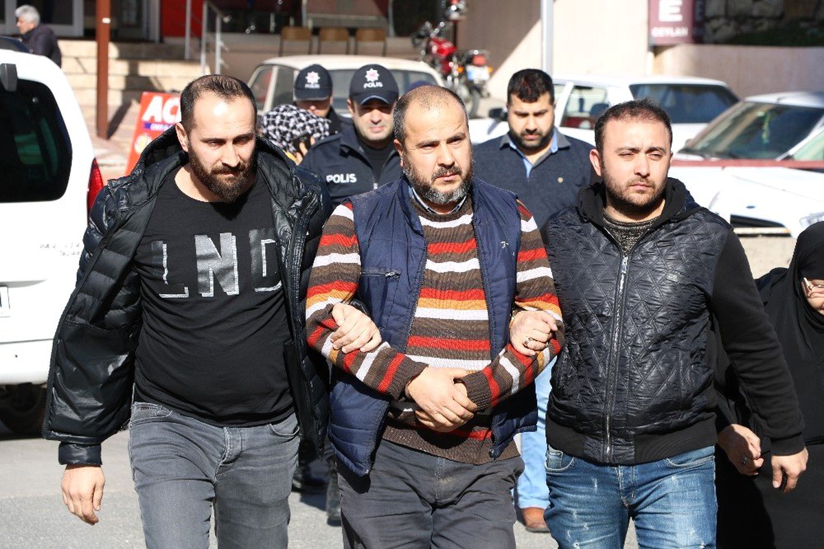 Söz Bozulunca Aracılık Eden Aileye Kurşun Yağdırdı