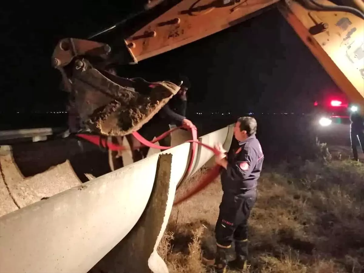 Sulama Kanalı Arasına Sıkışan İnek Kurtarıldı