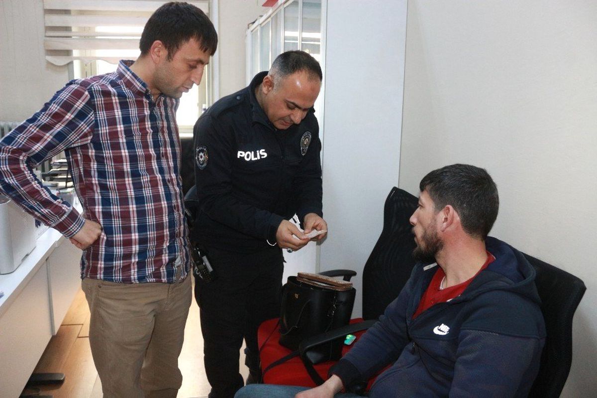 Suriyeli Adam Bulduğu Kadın Çantasını Polise Teslim Etti