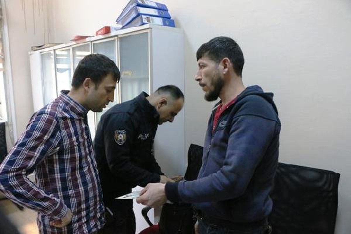 Suriyeli Yasin, Parkta Bulduğu Çantayı Polise Teslim Etti