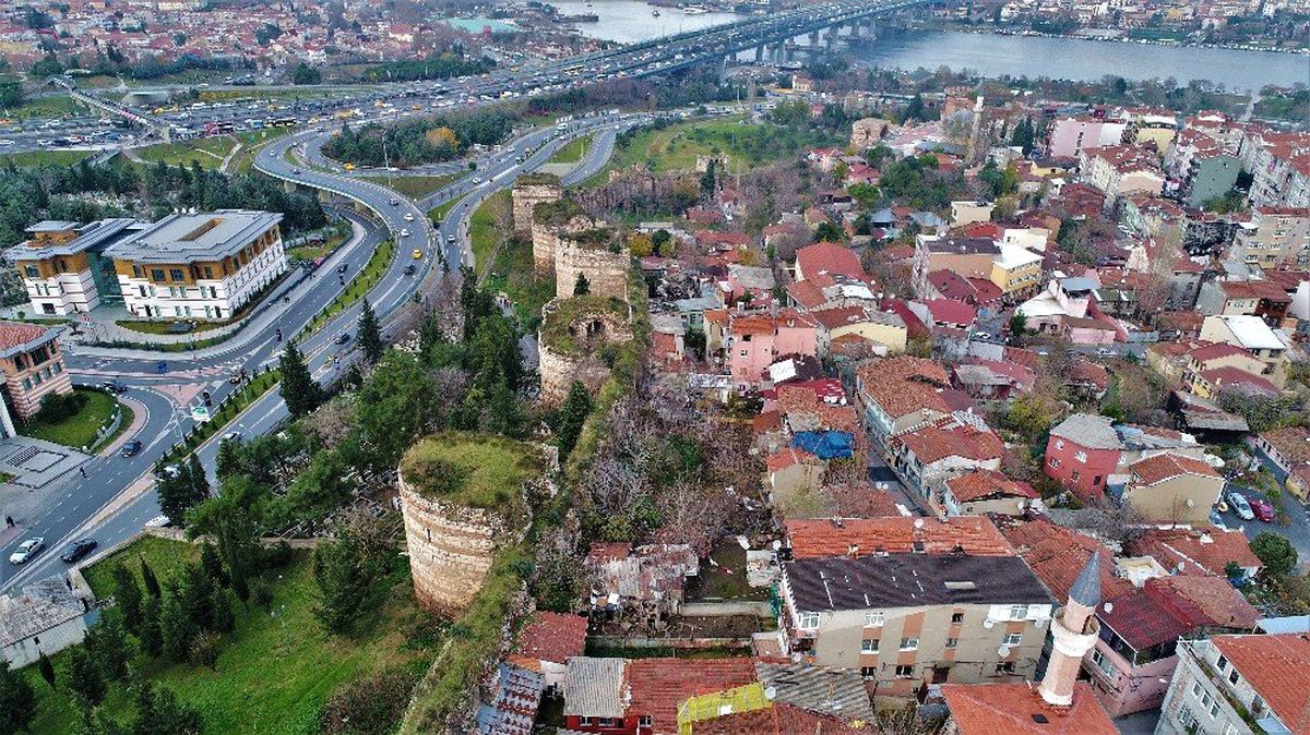 Surların Üzerine Gecekondu