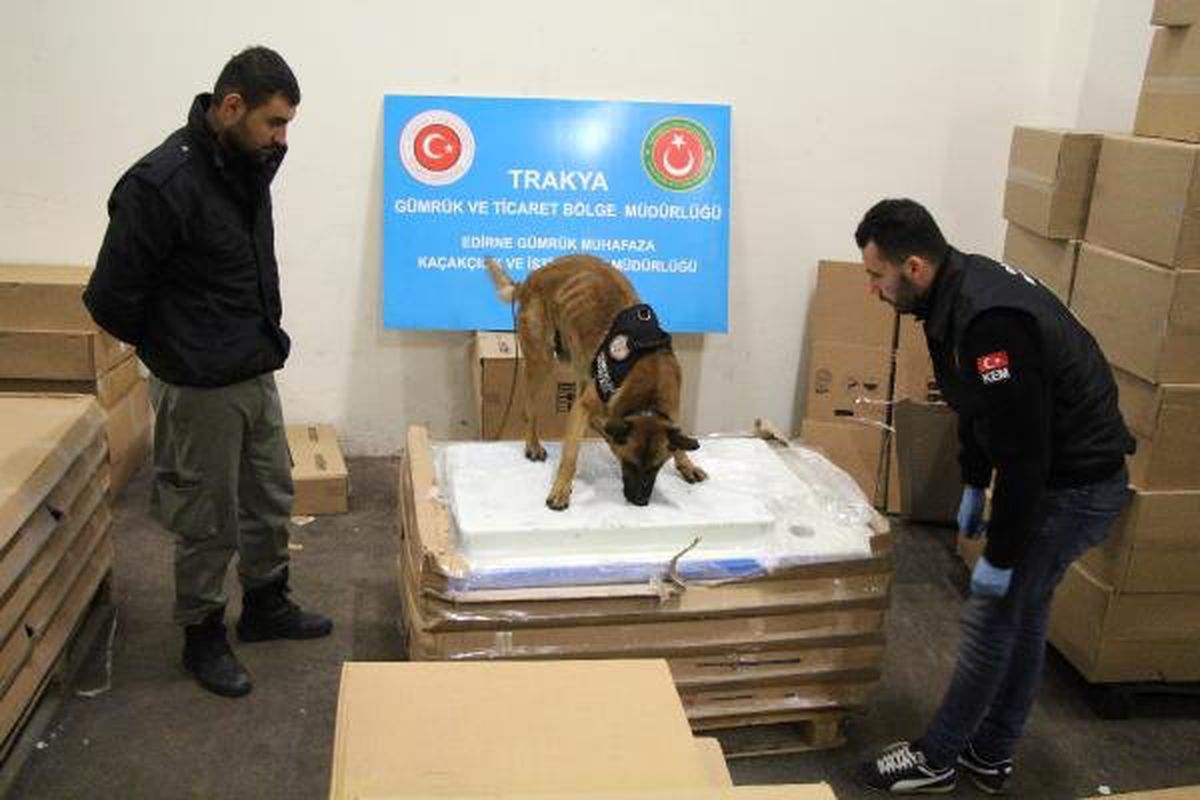 Tır\'da Duş Teknelerine Gizlenmiş 454 Kilo Eroin Ele Geçirildi