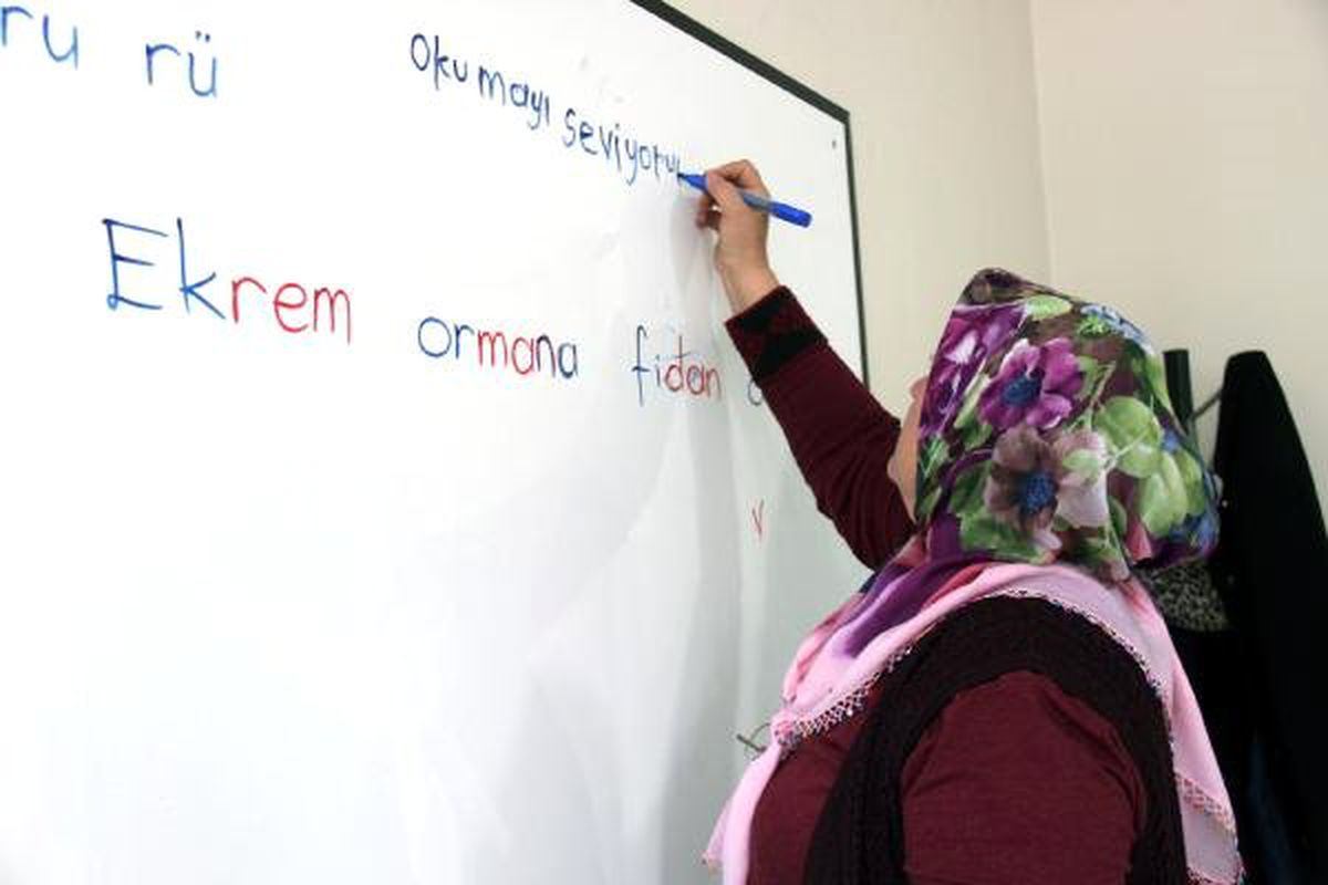 Torununa Yardım Edebilmek İçin Okuma Yazmayı Öğrendi