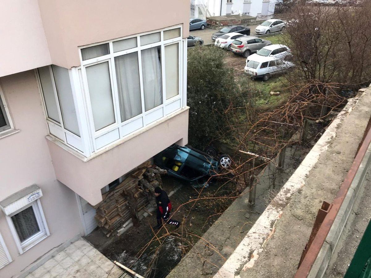 Virajda Takla Atan Otomobil Evin Bahçesine Düştü