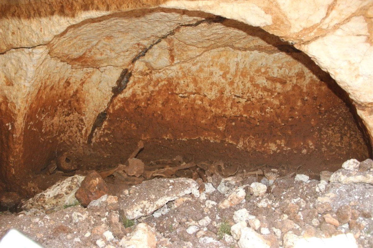 Yer Altındaki Mağarada 2 Kaya Mezarı Bulundu