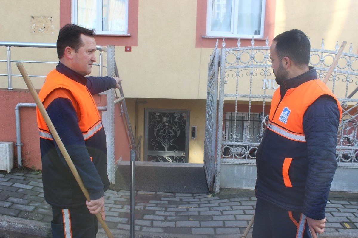 Yolda Bulduğu İçi Para Dolu Cüzdanı Sahibine Teslim Eden Temizlikçi \'İnsanlık Ölmemiş\' Dedirtti