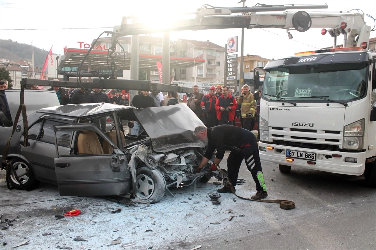 Zonguldak\'ta Otomobille Tır Çarpıştı: 1 Ölü, 2 Yaralı