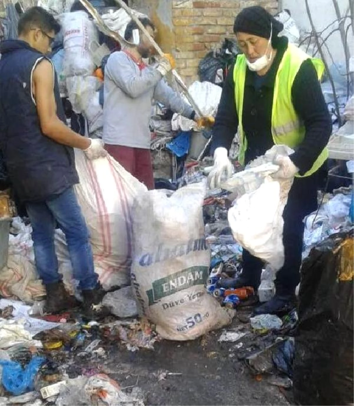 Amasya\'da Bir Evden 20 Ton Çöp Çıkarıldı