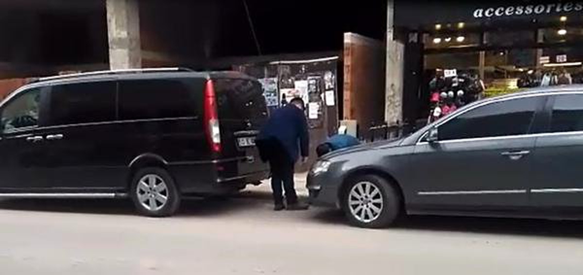 Borçlusunu Yere Yatırıp Boğazına Bıçak Dayadı