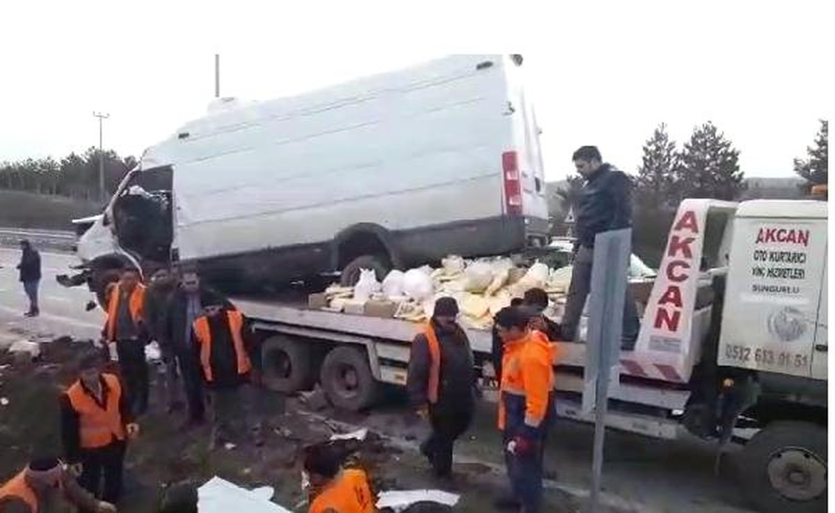 Çorum\'da Minibüs Su Kanalına Düştü: 2 Ölü