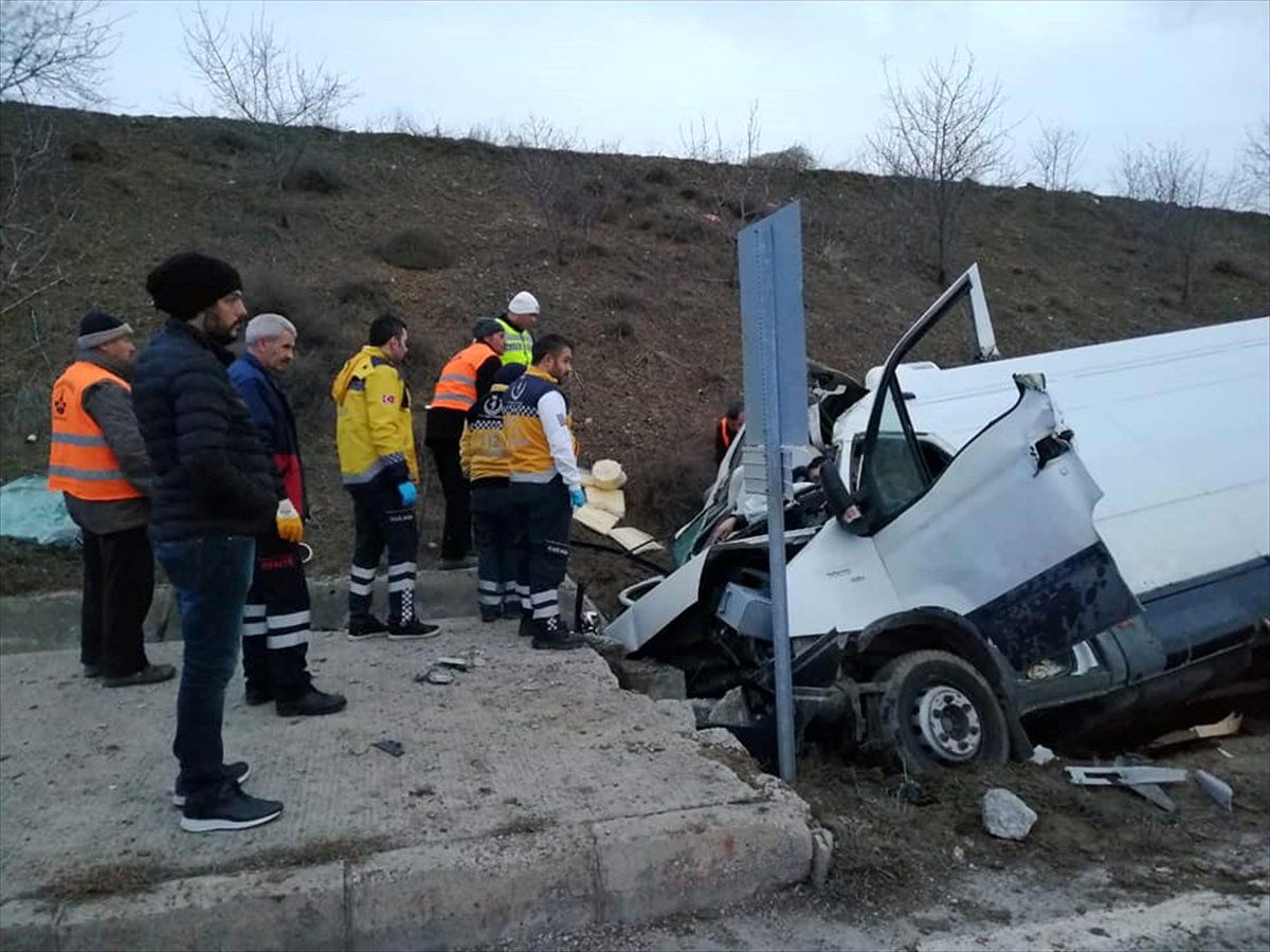 Çorum\'da Panelvan Su Kanalına Devrildi: 2 Ölü