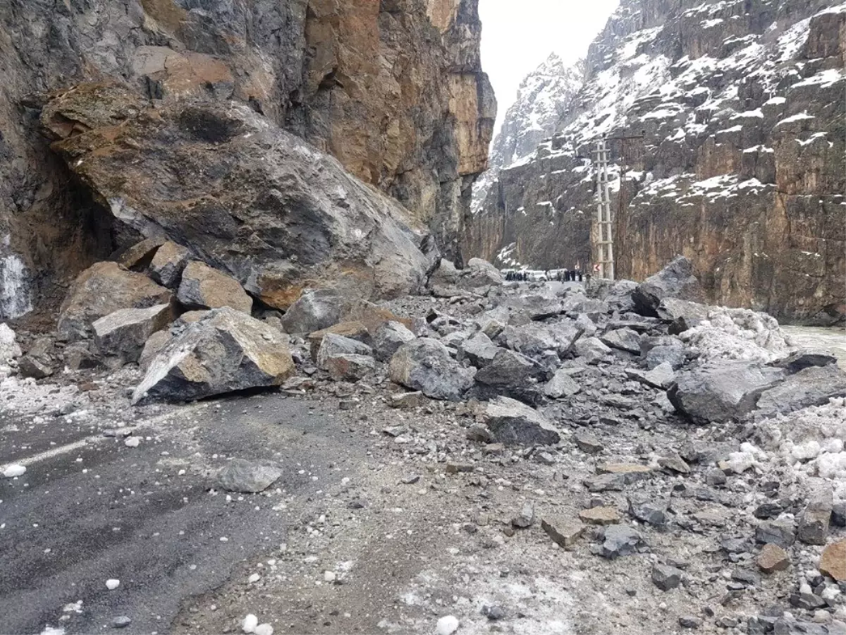 Hakkari-Çukurca Karayolu Dev Kayalar Düştü