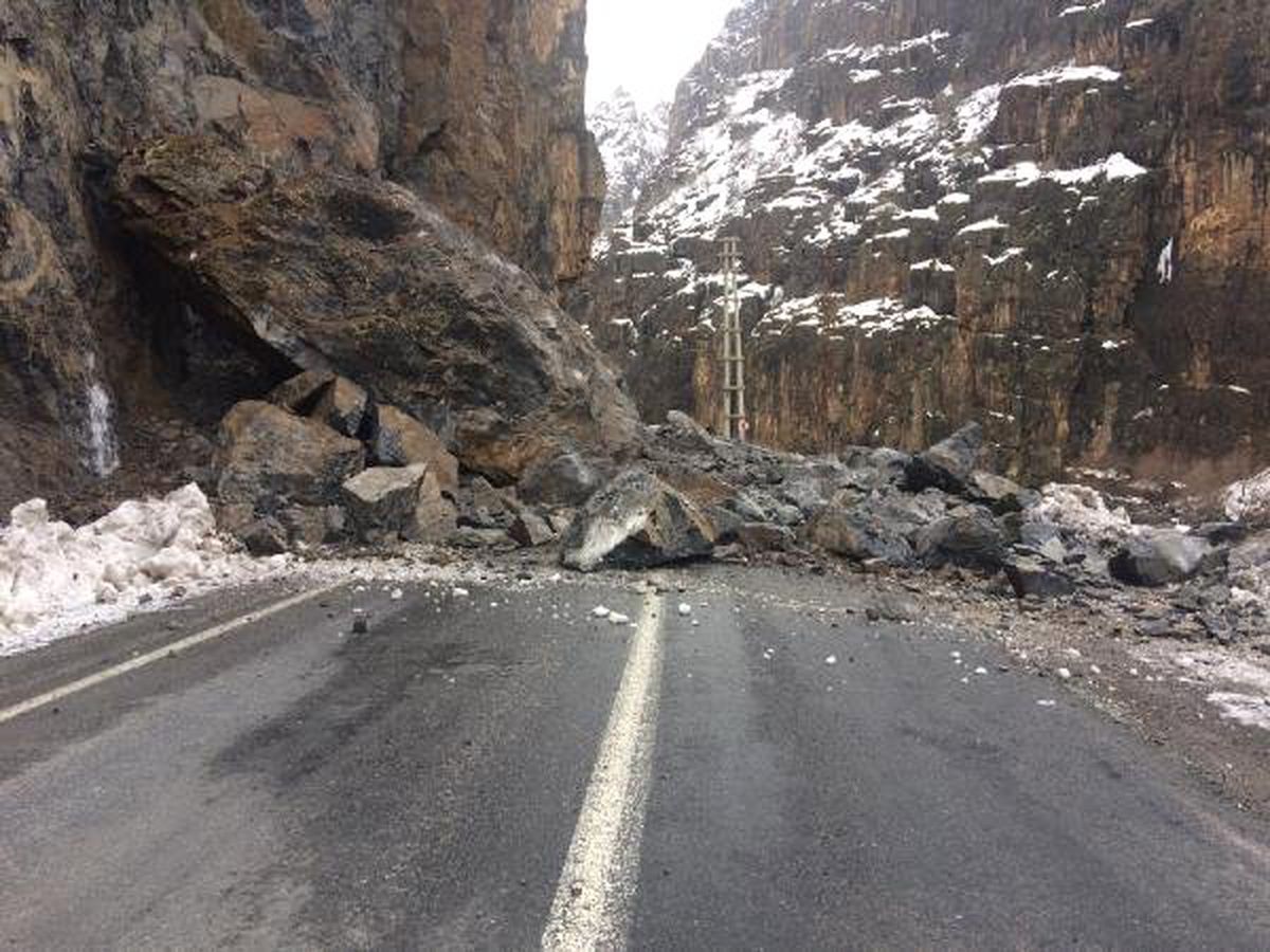 Hakkari- Çukurca Yoluna Kaya Parçaları Düştü