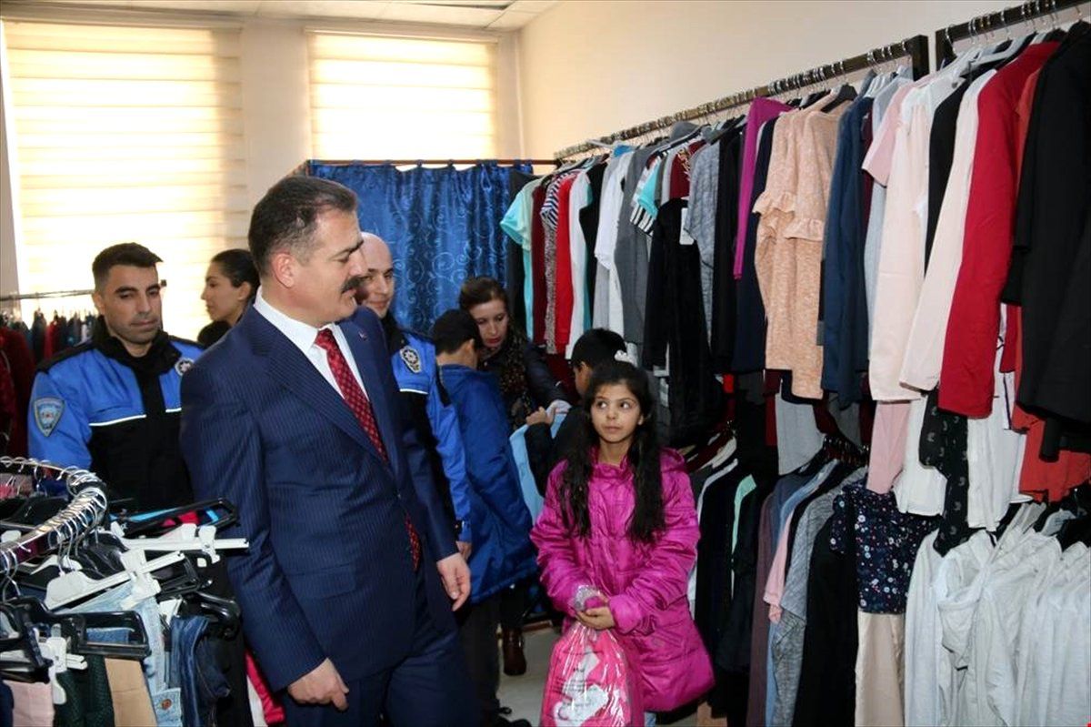Hakkari\'de Çocuklara Giyim Yardımı