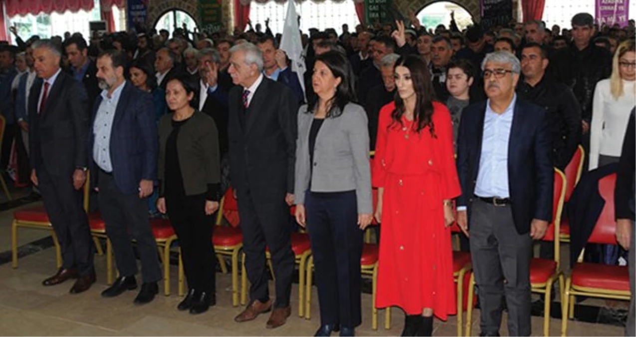 HDP\'nin Aday Tanıtım Toplantısında Skandal! Terör Örgütünü Öven Marş Okundu, Ölen Teröristler İçin Saygı Duruşunda Bulunuldu