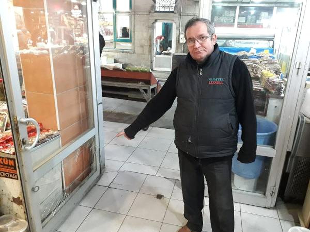 Hırsızlar Markete Bu Kez Kapının Alt Penceresini Kırarak Girdi